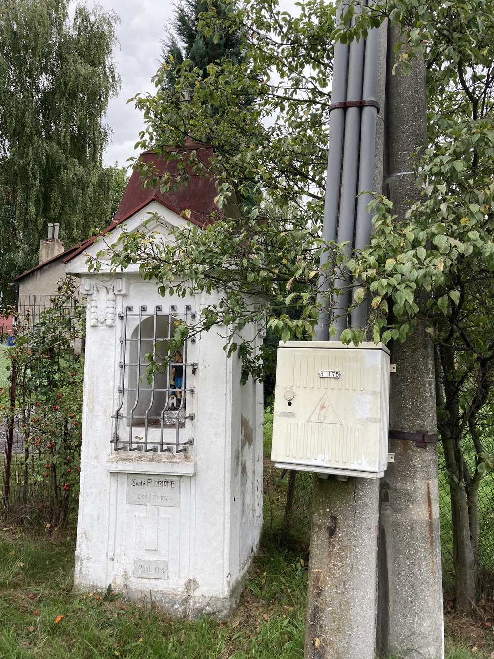 Výklenková kaplička sv. Floriána z roku 1914 v Dětmarovicích