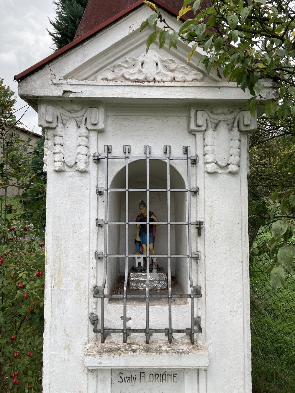 Výklenková kaplička sv. Floriána z roku 1914 v Dětmarovicích