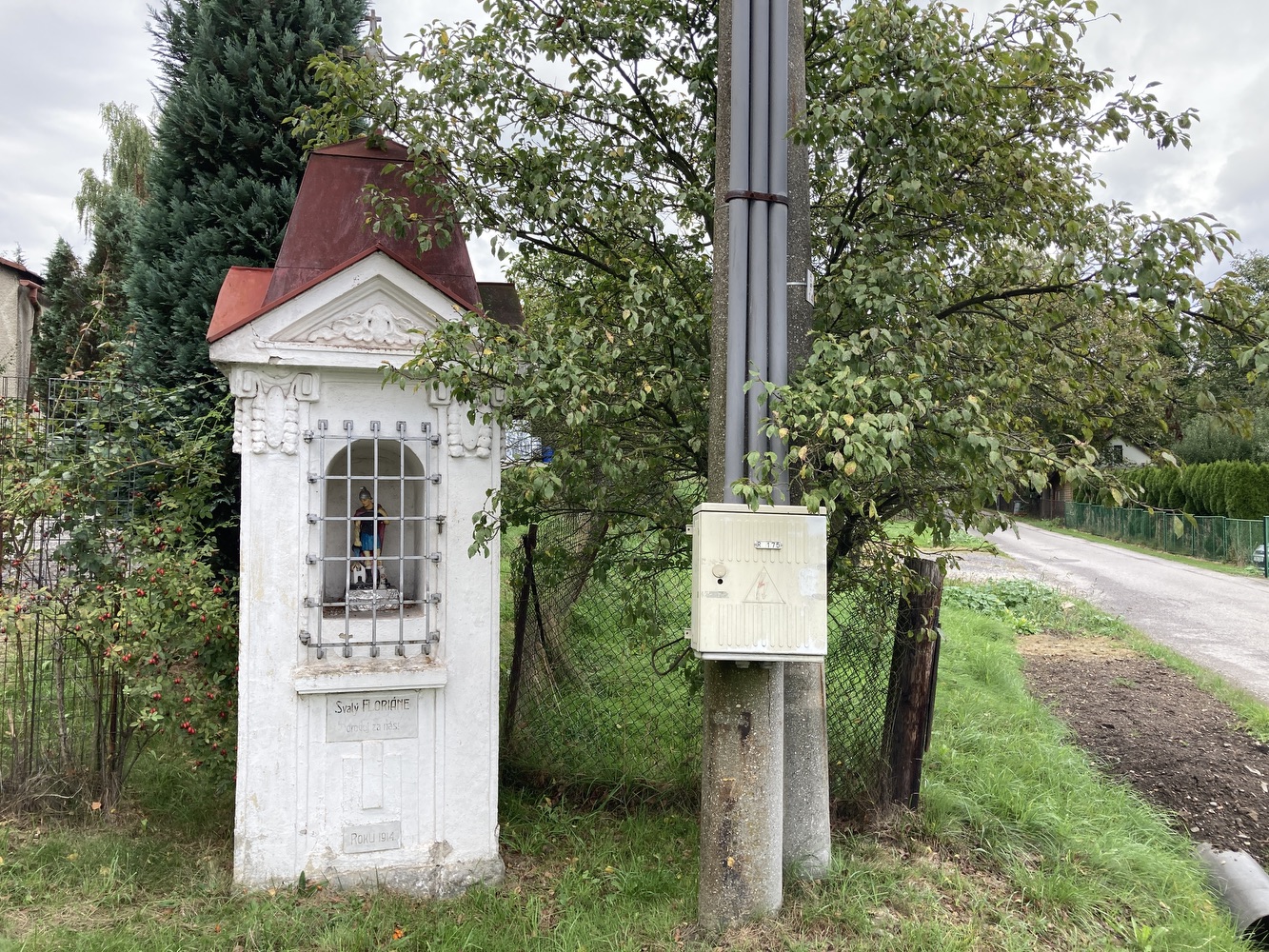 Výklenková kaplička sv. Floriána z roku 1914 v Dětmarovicích