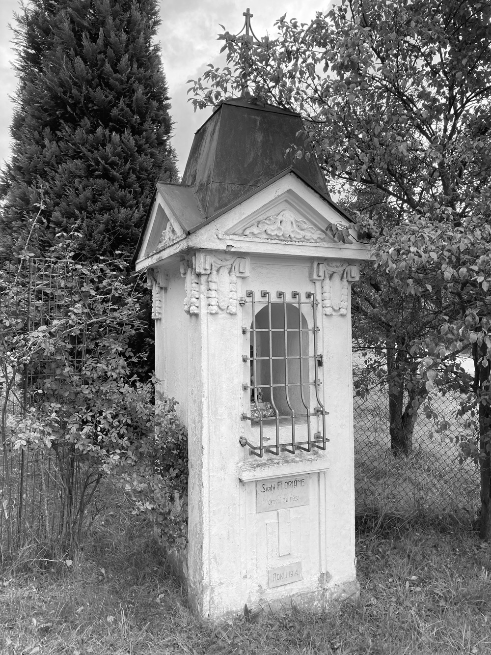 Výklenková kaplička sv. Floriána z roku 1914 v Dětmarovicích
