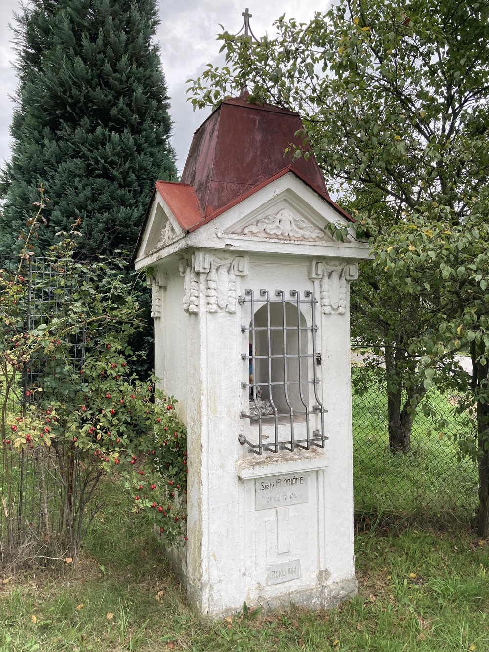 Výklenková kaplička sv. Floriána z roku 1914 v Dětmarovicích