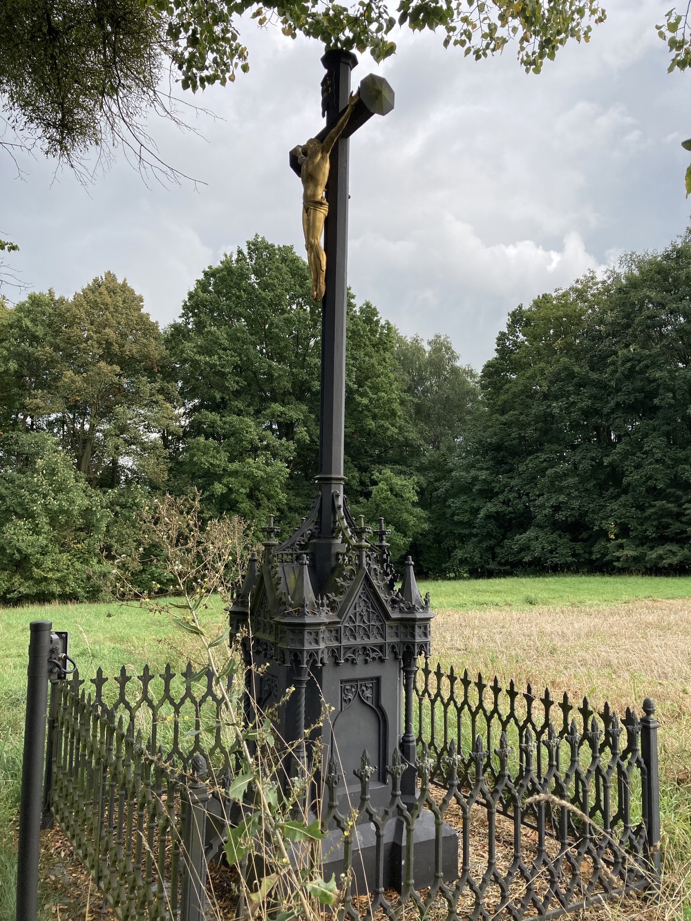 Litinový kříž z roku 1870 v Horní Suché. KULTURNÍ PAMÁTKA