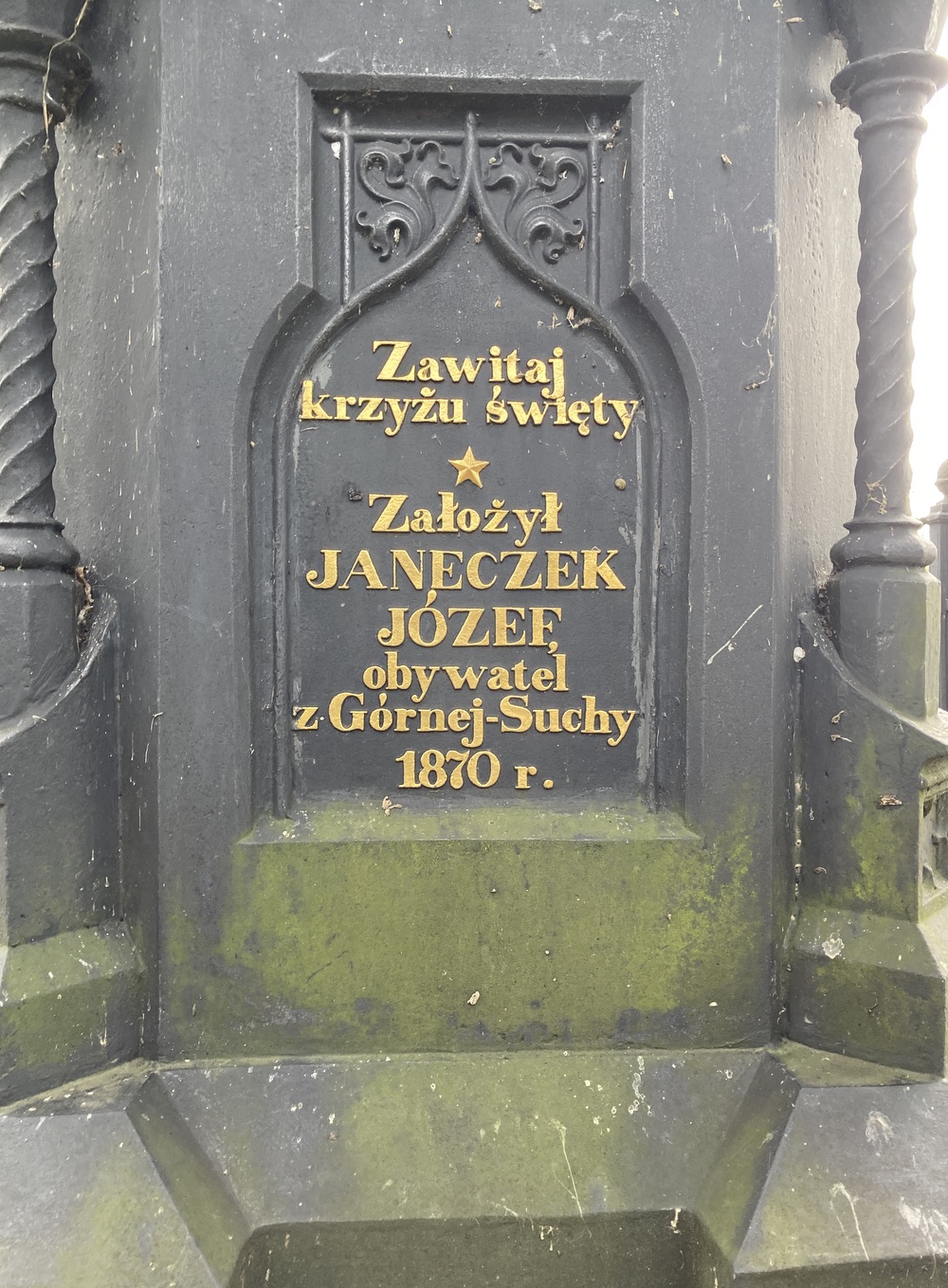 Litinový kříž z roku 1870 v Horní Suché. Nápis: Zawitaj krzyžu święty. Załožył JANECZEK JÓZEF, obywatel z Górnej-Suchy 1870 r. KULTURNÍ PAMÁTKA