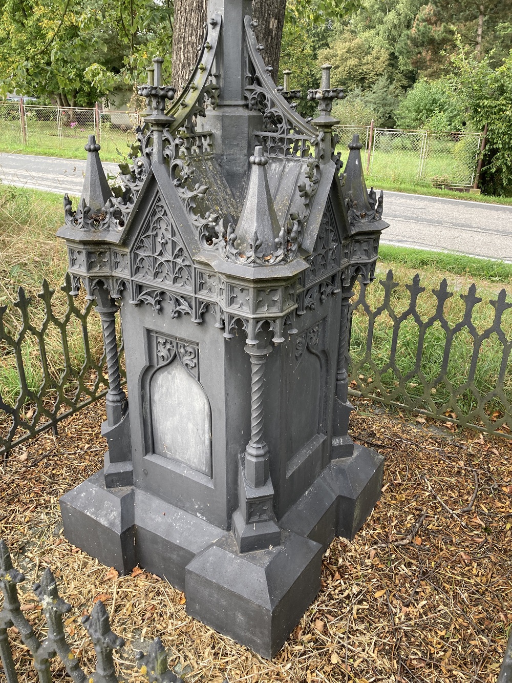 Litinový kříž z roku 1870 v Horní Suché. KULTURNÍ PAMÁTKA