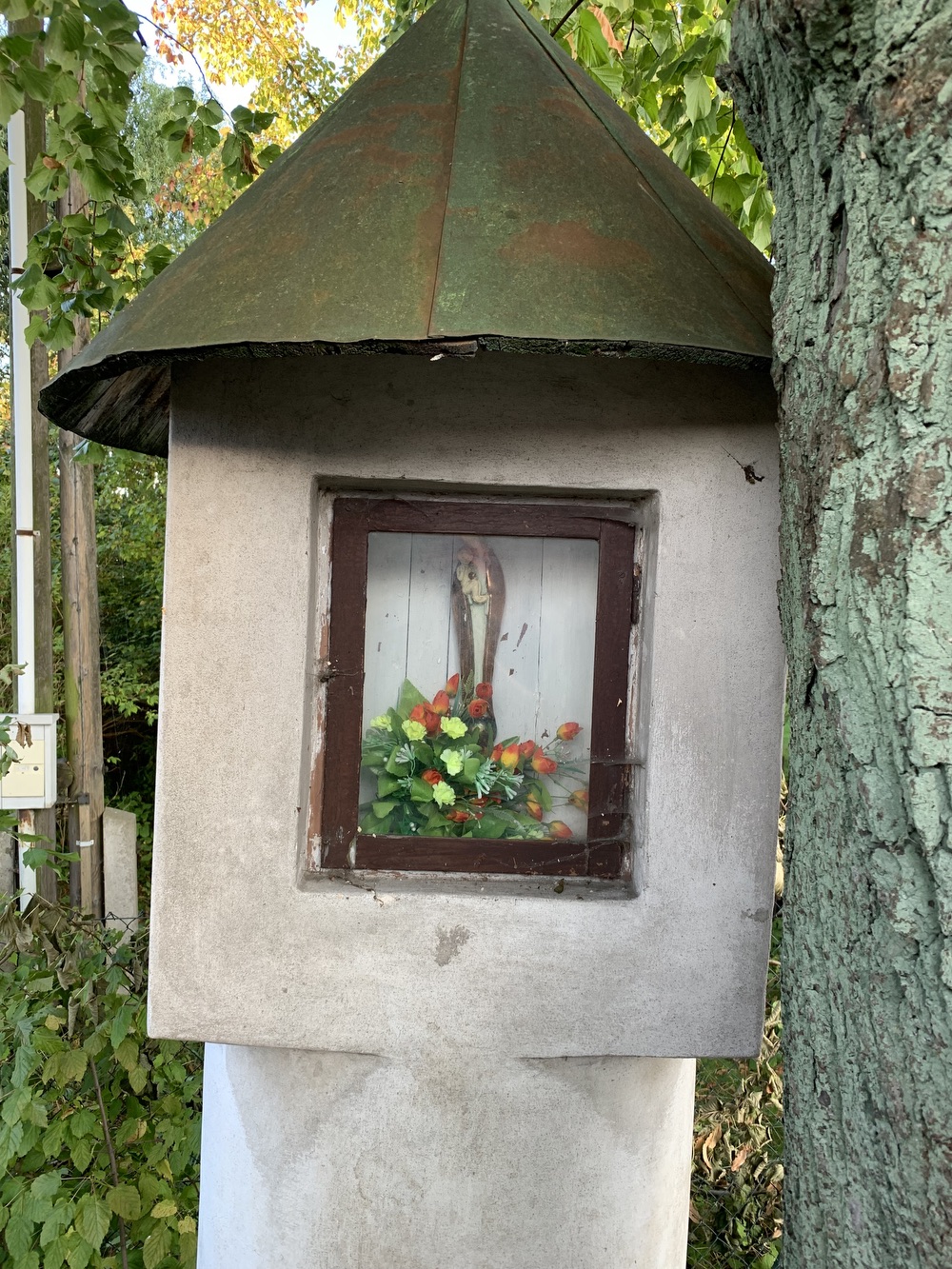 Boží muka v Albrechticích z přelomu 18. a počátku 19. století. KULTURNÍ PAMÁTKA (Fotografováno: 26.9.2023. Autor: Szarowská Olga)