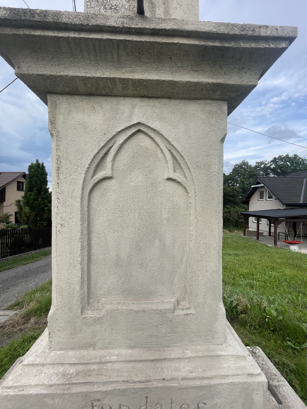 Kamenný kříž z roku 1860 v Petřvaldě, Na Zaryjích. (Fotografováno: 22.9.2023. Autor: Grafová Lenka)