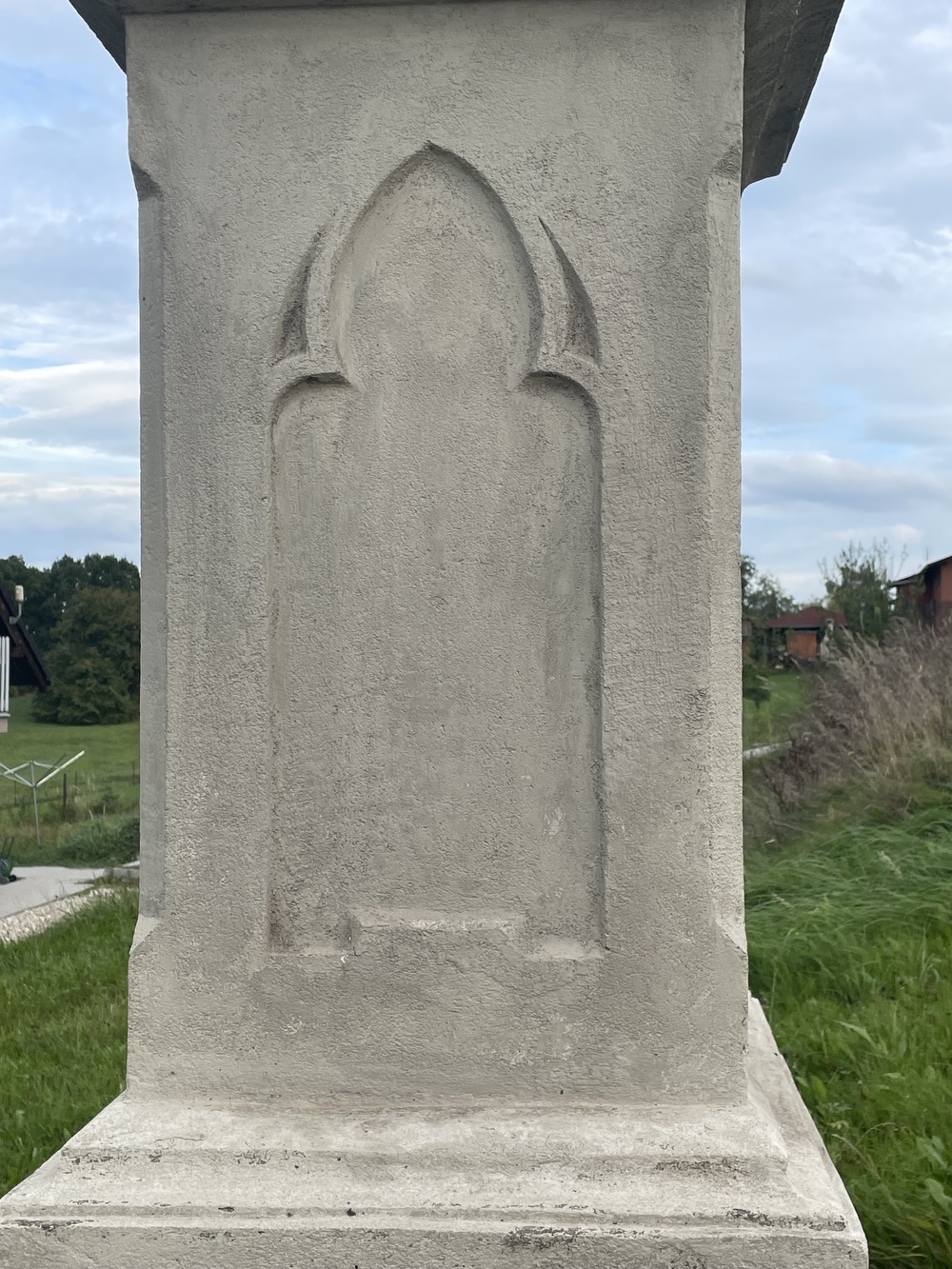 Kamenný kříž z roku 1860 v Petřvaldě, Na Zaryjích. (Fotografováno: 22.9.2023. Autor: Grafová Lenka)