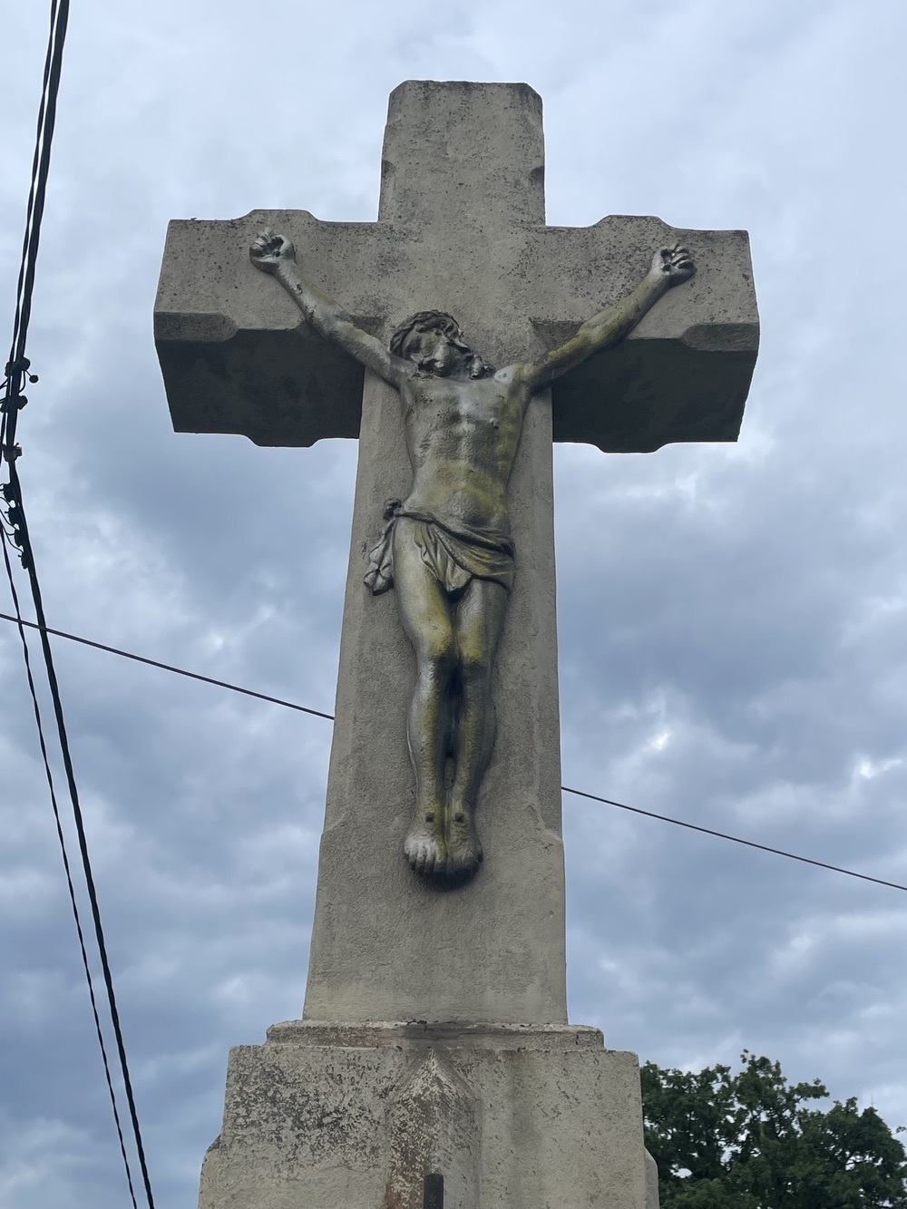 Kamenný kříž z roku 1860 v Petřvaldě, Na Zaryjích. (Fotografováno: 22.9.2023. Autor: Grafová Lenka)