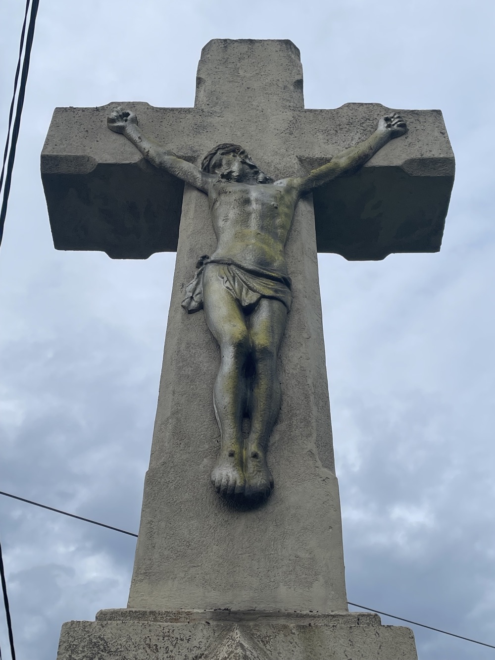 Kamenný kříž z roku 1860 v Petřvaldě, Na Zaryjích. (Fotografováno: 22.9.2023. Autor: Grafová Lenka)