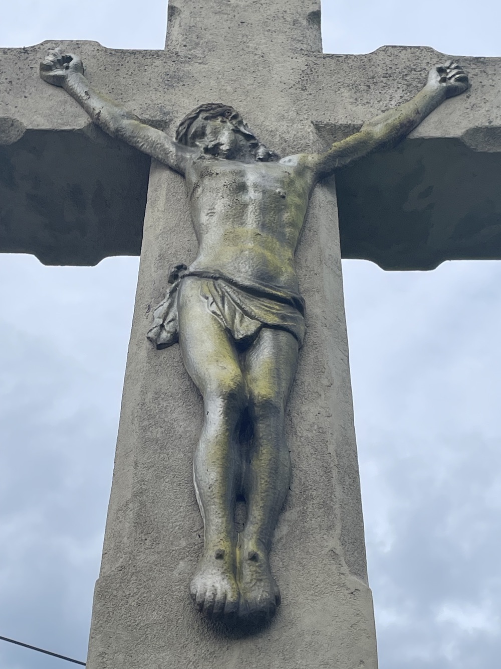 Kamenný kříž z roku 1860 v Petřvaldě, Na Zaryjích. (Fotografováno: 22.9.2023. Autor: Grafová Lenka)