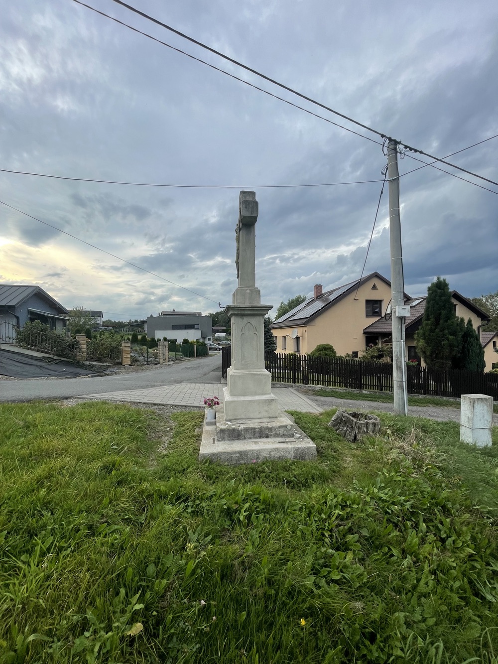 Kamenný kříž z roku 1860 v Petřvaldě, Na Zaryjích. (Fotografováno: 22.9.2023. Autor: Grafová Lenka)