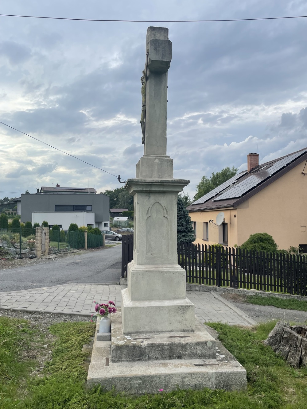 Kamenný kříž z roku 1860 v Petřvaldě, Na Zaryjích. (Fotografováno: 22.9.2023. Autor: Grafová Lenka)