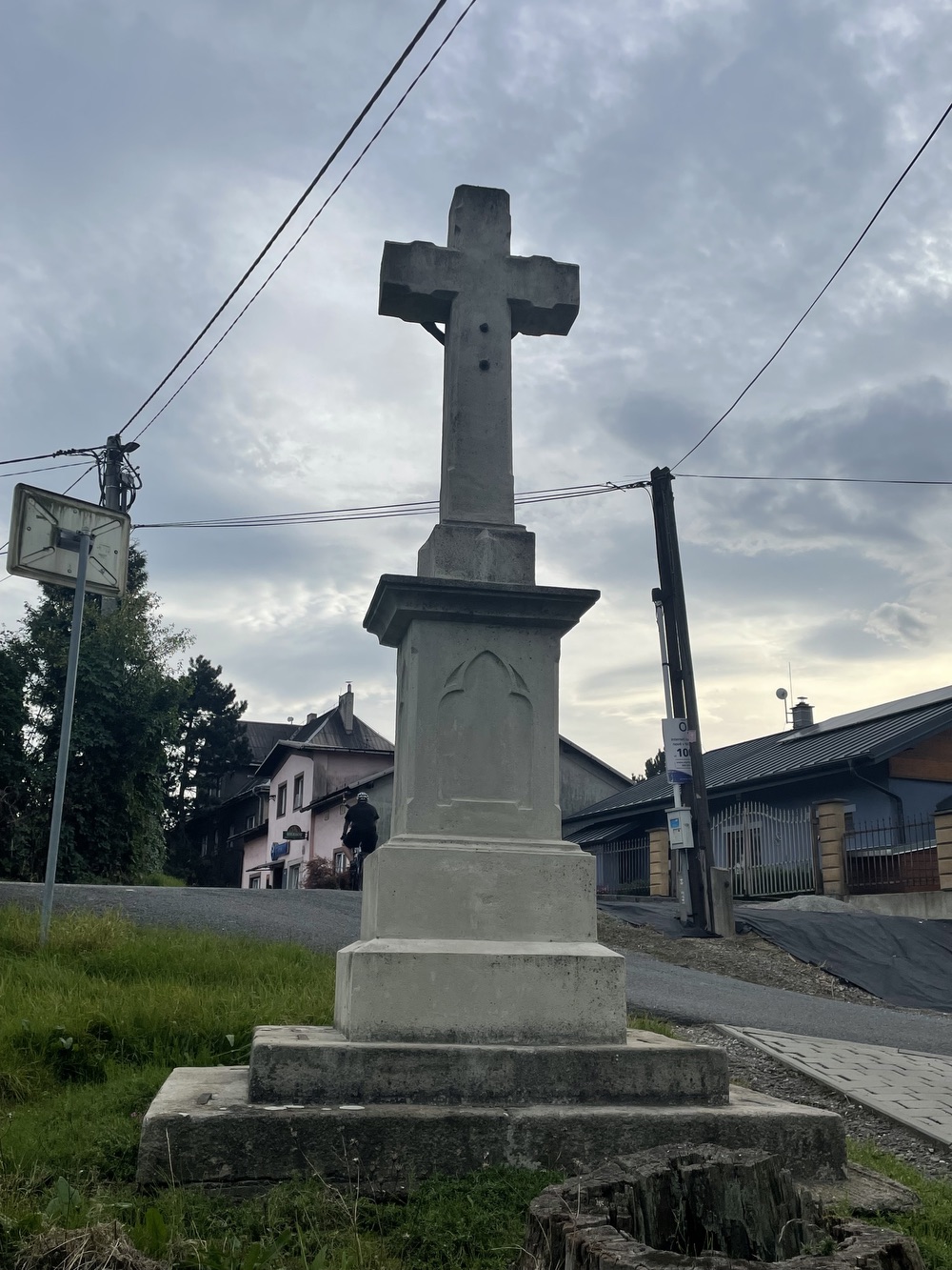 Kamenný kříž z roku 1860 v Petřvaldě, Na Zaryjích. (Fotografováno: 22.9.2023. Autor: Grafová Lenka)