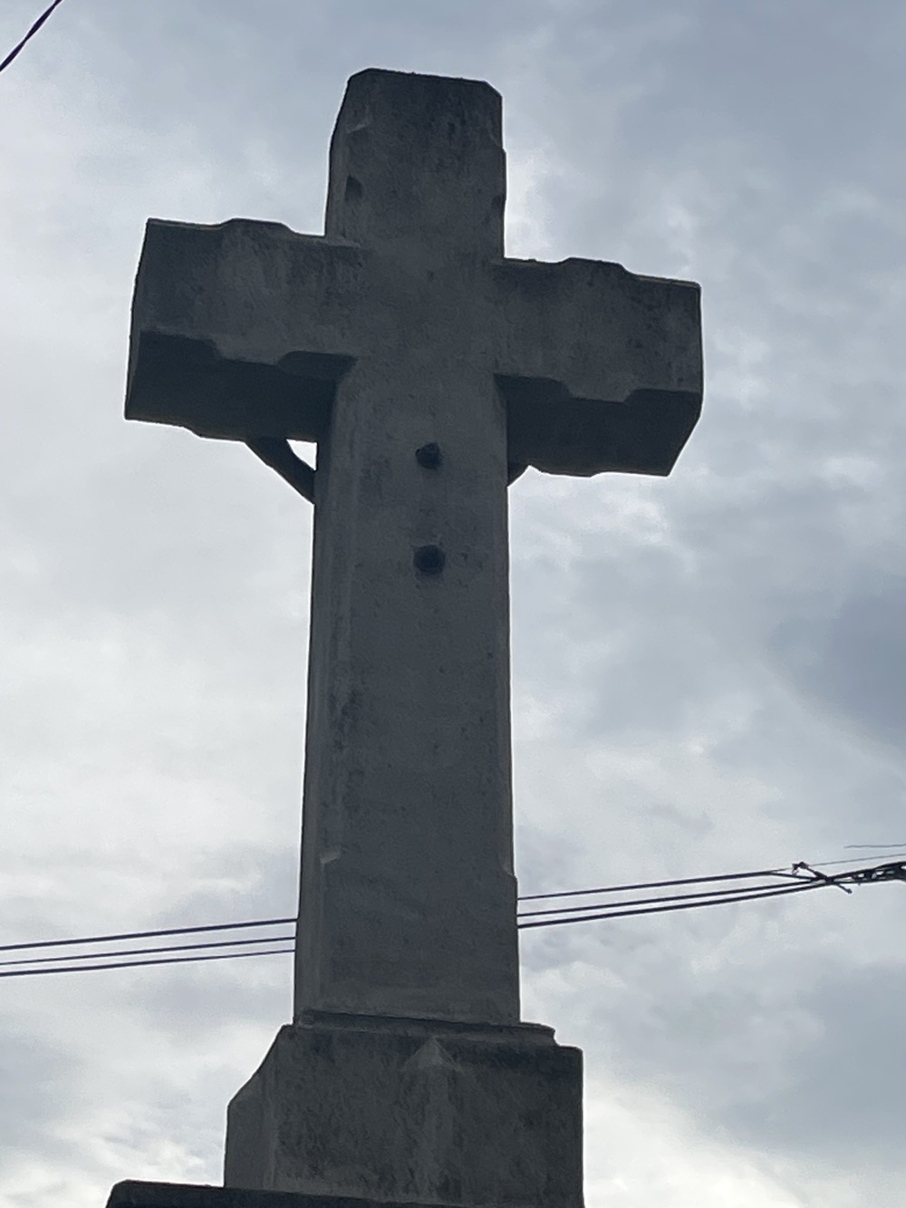 Kamenný kříž z roku 1860 v Petřvaldě, Na Zaryjích. (Fotografováno: 22.9.2023. Autor: Grafová Lenka)
