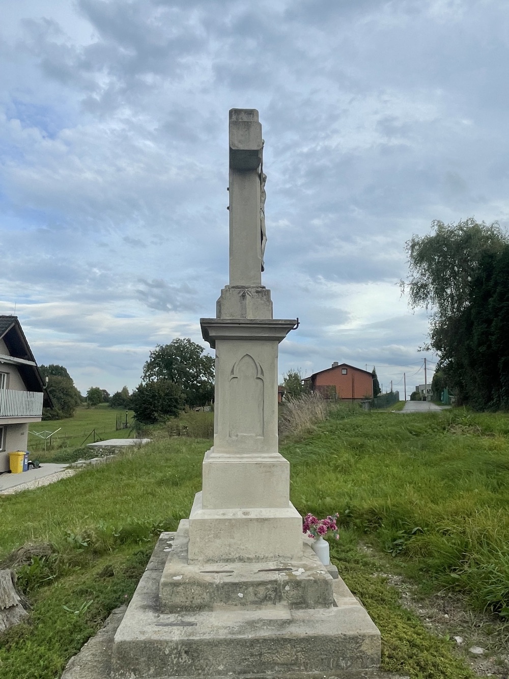 Kamenný kříž z roku 1860 v Petřvaldě, Na Zaryjích. (Fotografováno: 22.9.2023. Autor: Grafová Lenka)
