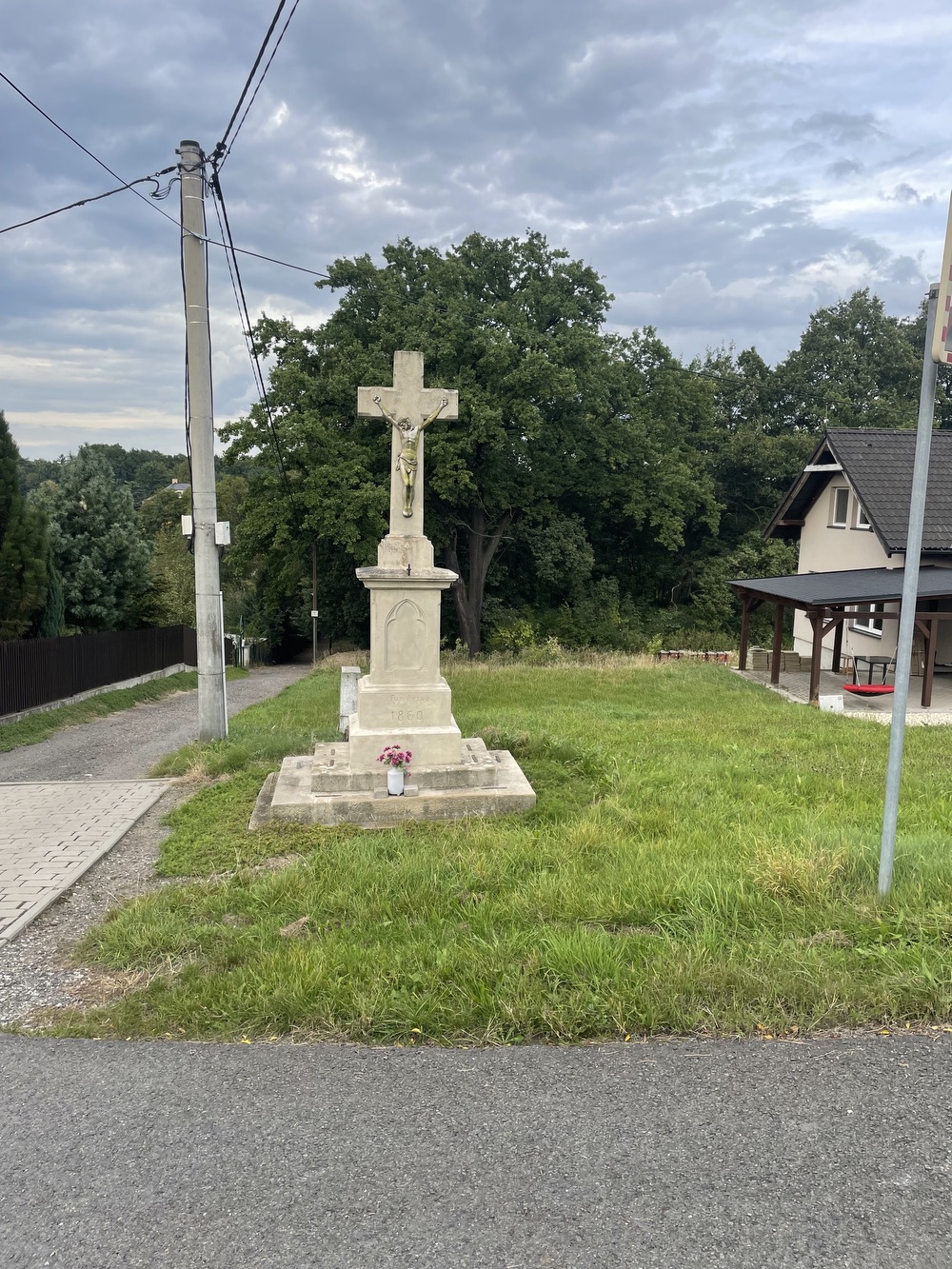 Kamenný kříž z roku 1860 v Petřvaldě, Na Zaryjích. (Fotografováno: 22.9.2023. Autor: Grafová Lenka)