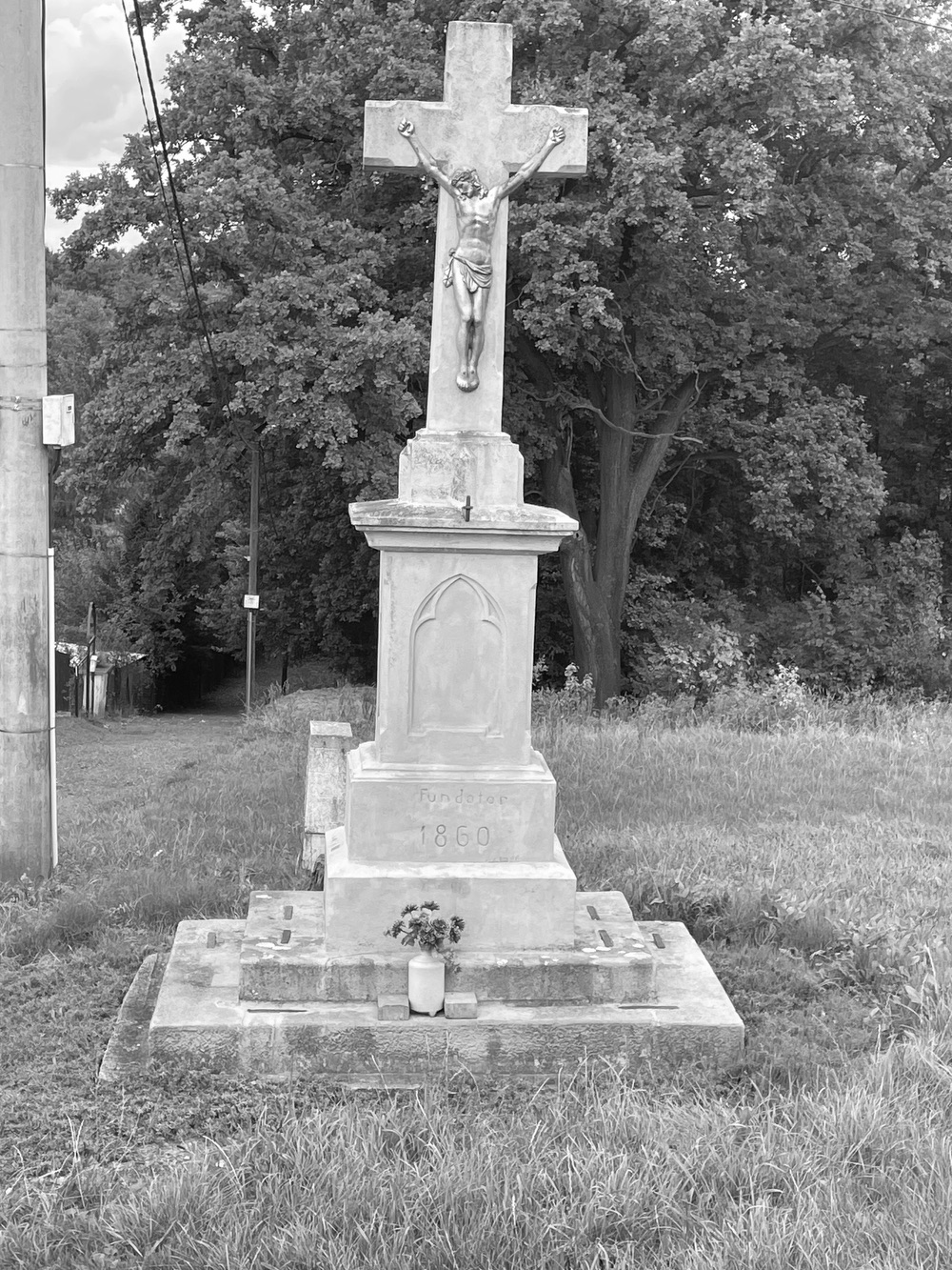 Kamenný kříž z roku 1860 v Petřvaldě, Na Zaryjích. (Fotografováno: 22.9.2023. Autor: Grafová Lenka)