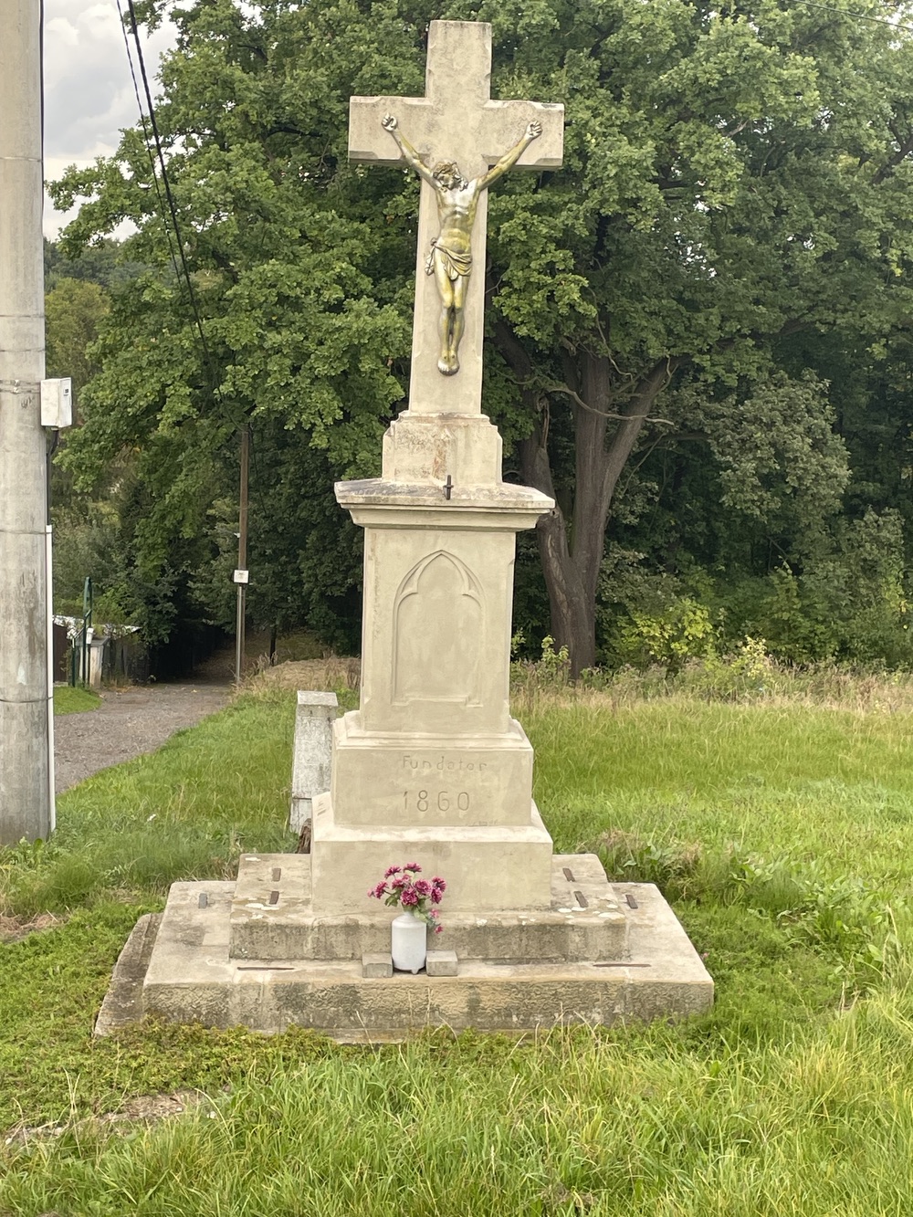 Kamenný kříž z roku 1860 v Petřvaldě, Na Zaryjích. (Fotografováno: 22.9.2023. Autor: Grafová Lenka)