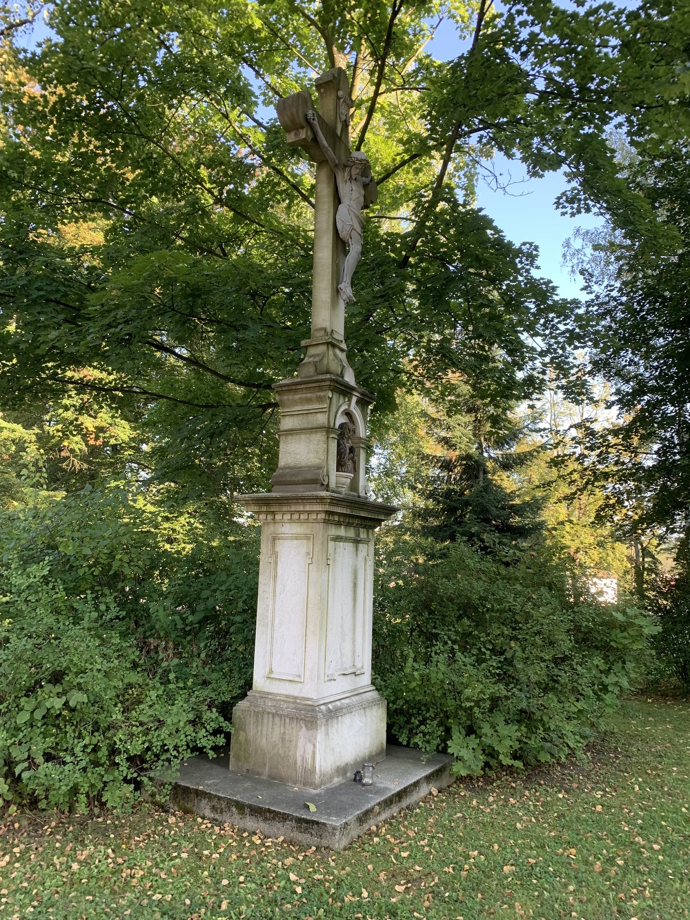 Kamenný kříž z roku 1894 u kostela sv. Petra a Pavla v Albrechticích. Kříž původně stával u kostela sv. Jindřicha ve staré Karvinné. (Fotografováno: 26.9.2023. Autor: Szarowská Olga)