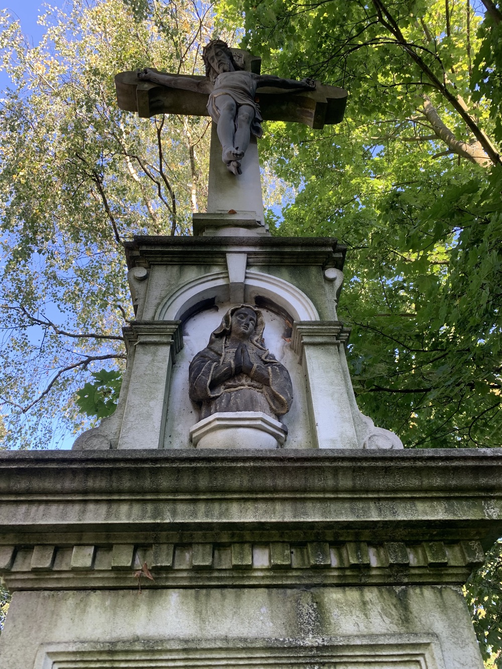 Kamenný kříž z roku 1894 u kostela sv. Petra a Pavla v Albrechticích. Kříž původně stával u kostela sv. Jindřicha ve staré Karvinné. (Fotografováno: 26.9.2023. Autor: Szarowská Olga)