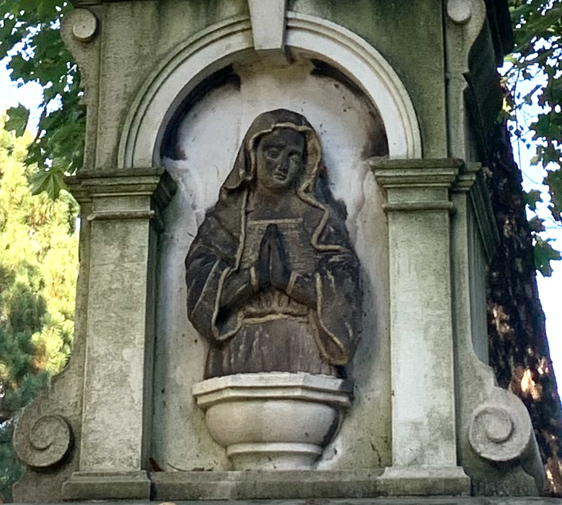 Kamenný kříž z roku 1894 u kostela sv. Petra a Pavla v Albrechticích. Kříž původně stával u kostela sv. Jindřicha ve staré Karvinné. (Fotografováno: 26.9.2023. Autor: Szarowská Olga)