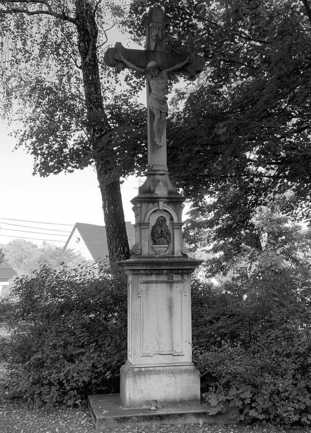 Kamenný kříž z roku 1894 u kostela sv. Petra a Pavla v Albrechticích. Kříž původně stával u kostela sv. Jindřicha ve staré Karvinné. (Fotografováno: 26.9.2023. Autor: Szarowská Olga)