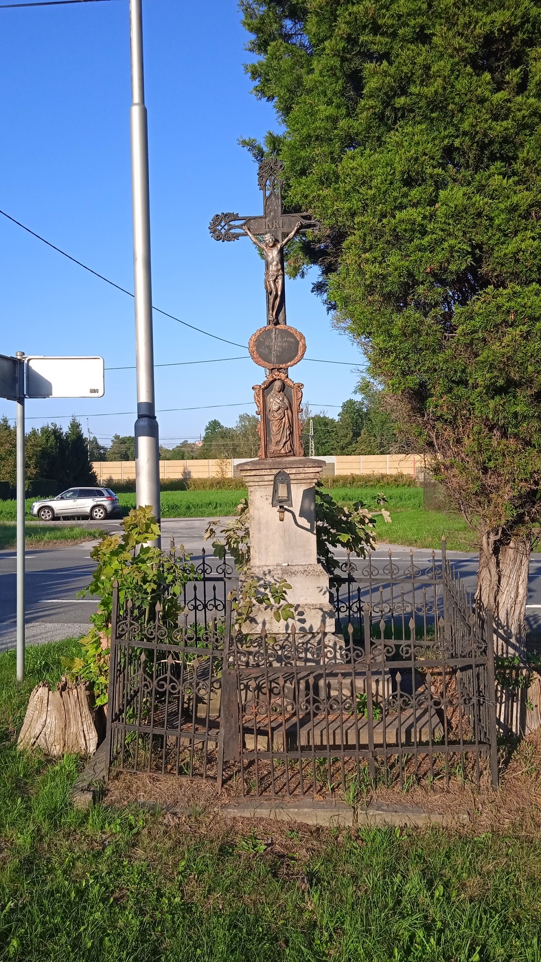 Litinový kříž z roku 1880 v Chotěbuzi. (Fotografováno: 27.9.2023. Autor: Rotter Robert)