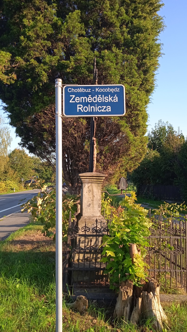 Litinový kříž z roku 1880 v Chotěbuzi. (Fotografováno: 27.9.2023. Autor: Rotter Robert)