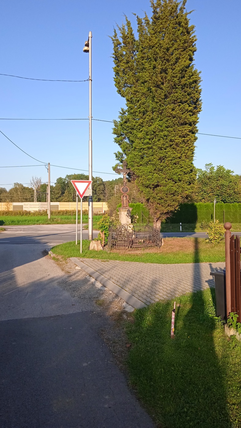 Litinový kříž z roku 1880 v Chotěbuzi. (Fotografováno: 27.9.2023. Autor: Rotter Robert)