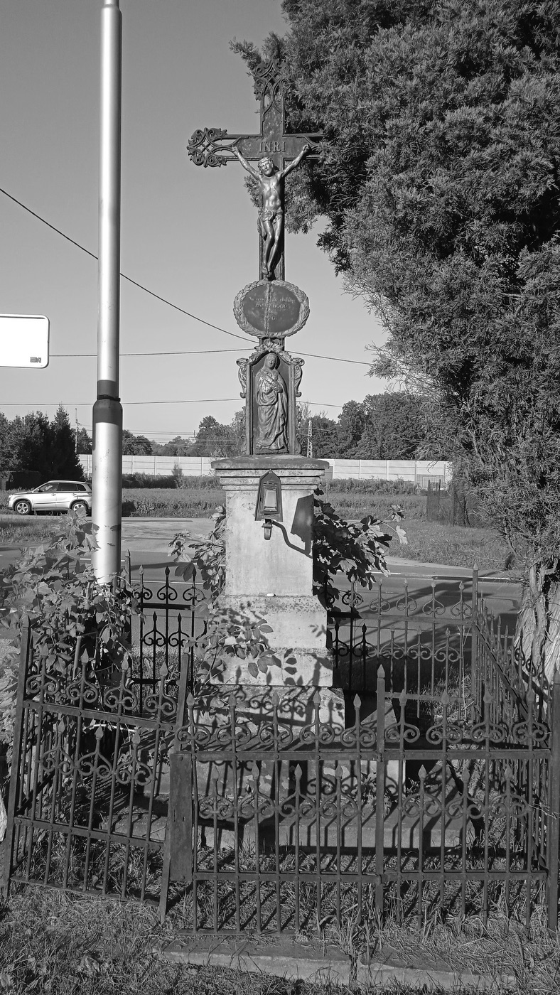 Litinový kříž z roku 1880 v Chotěbuzi. (Fotografováno: 27.9.2023. Autor: Rotter Robert)