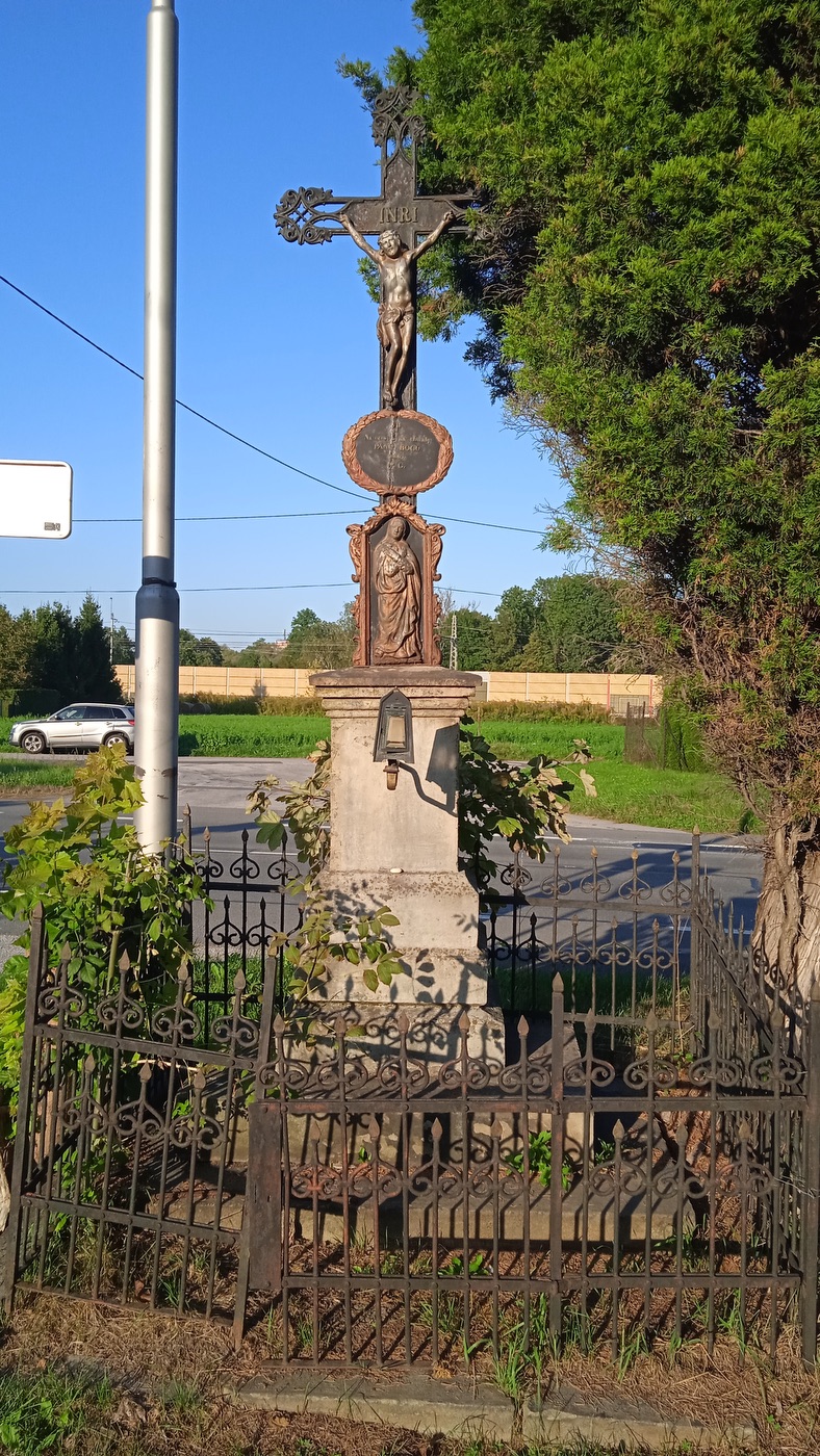Litinový kříž z roku 1880 v Chotěbuzi. (Fotografováno: 27.9.2023. Autor: Rotter Robert)