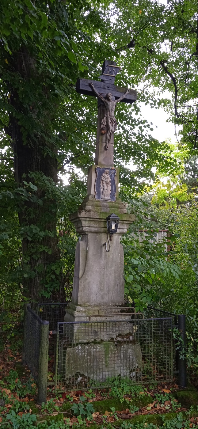 Kamenný kříž v Chotěbuzi, na ulici Pod Zámkem. (Fotografováno: 30.9.2023. Autor: Rotter Robert)