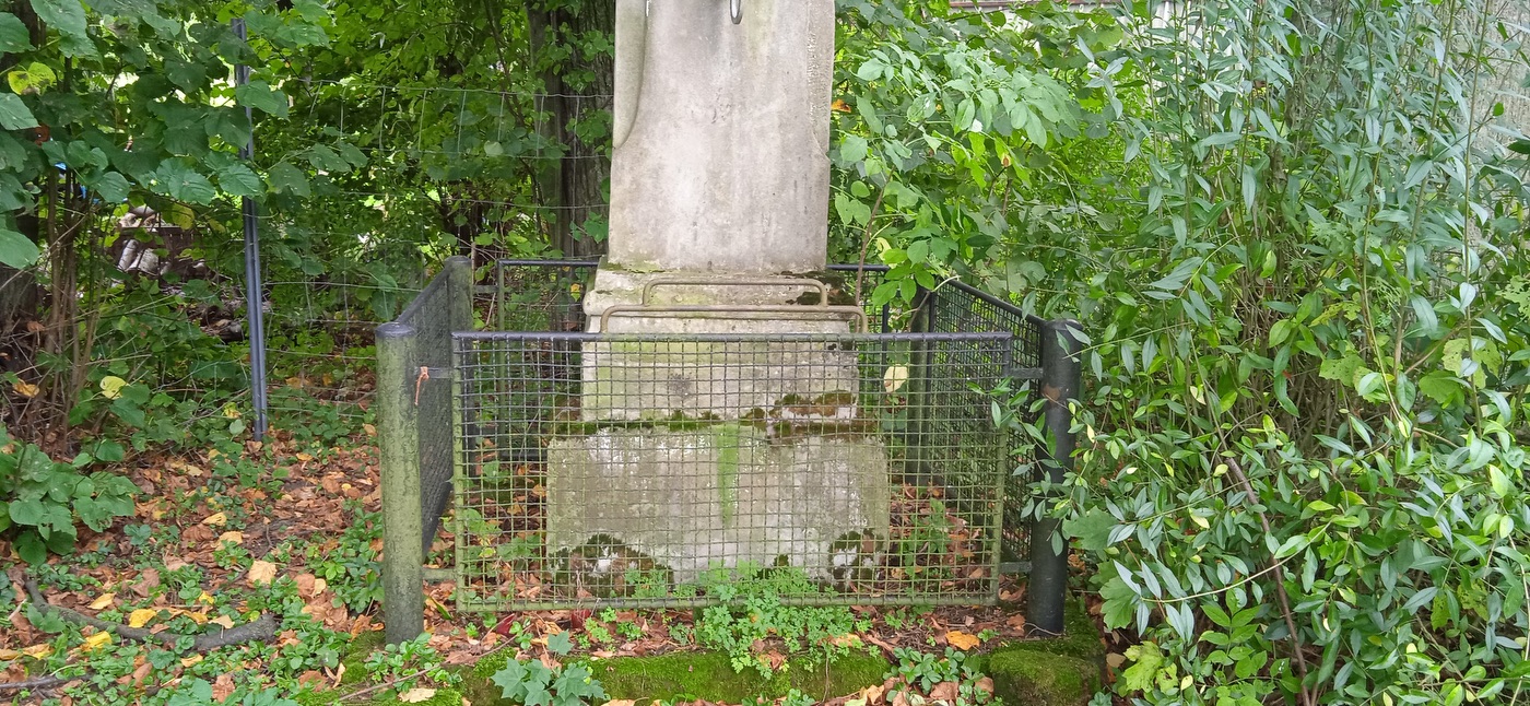 Kamenný kříž v Chotěbuzi, na ulici Pod Zámkem. (Fotografováno: 30.9.2023. Autor: Rotter Robert)