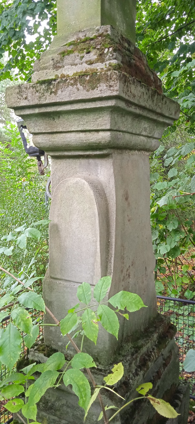 Kamenný kříž v Chotěbuzi, na ulici Pod Zámkem. (Fotografováno: 30.9.2023. Autor: Rotter Robert)