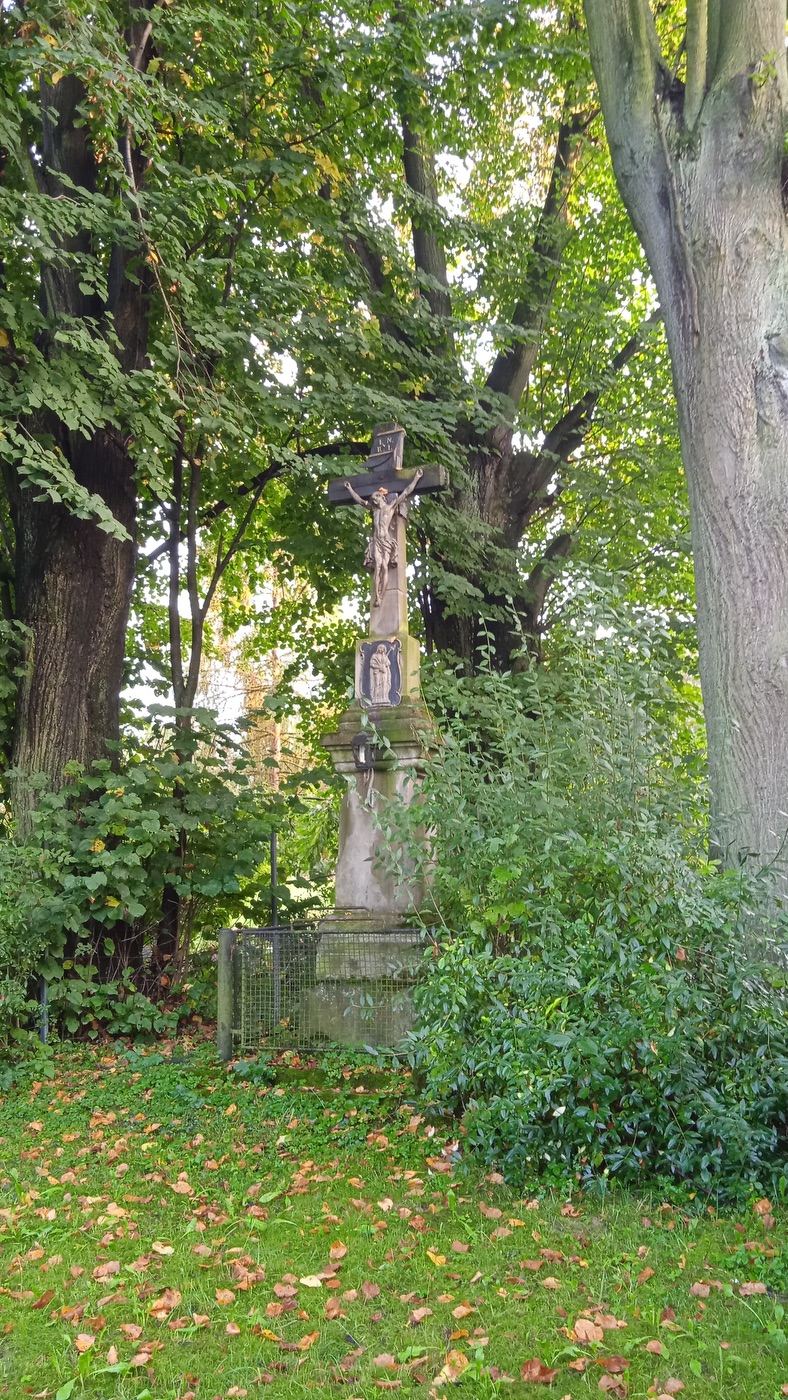 Kamenný kříž v Chotěbuzi, na ulici Pod Zámkem. (Fotografováno: 30.9.2023. Autor: Rotter Robert)