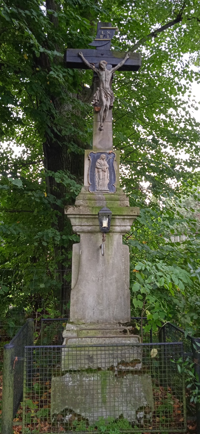 Kamenný kříž v Chotěbuzi, na ulici Pod Zámkem. (Fotografováno: 30.9.2023. Autor: Rotter Robert)