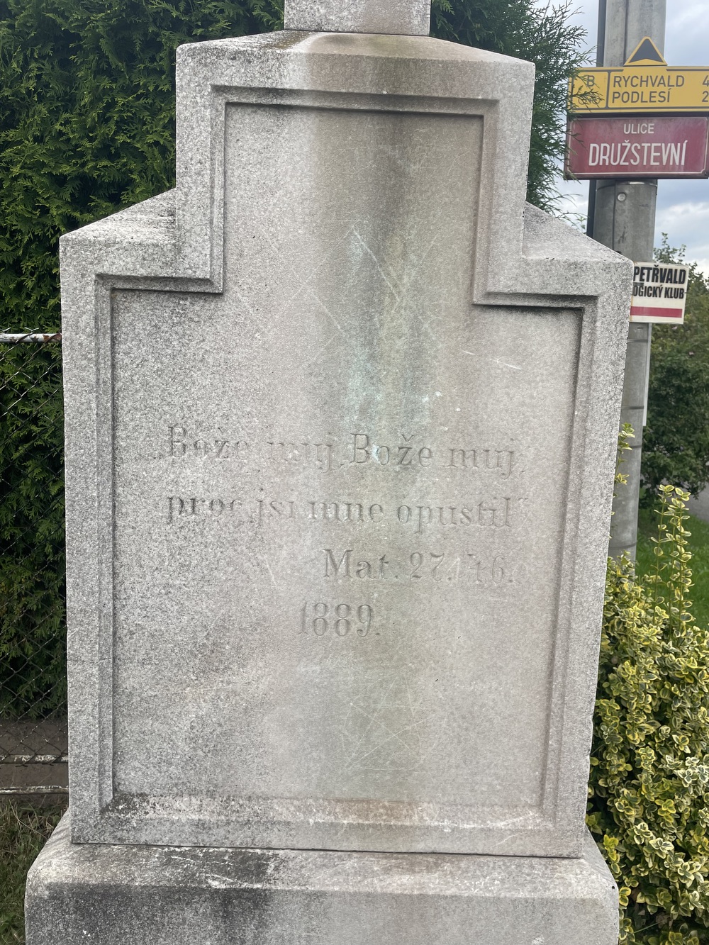 Bernatíkův kříž z roku 1889 v Petřvaldě. (Fotografováno: 22.9.2023. Autor: Grafová Lenka)