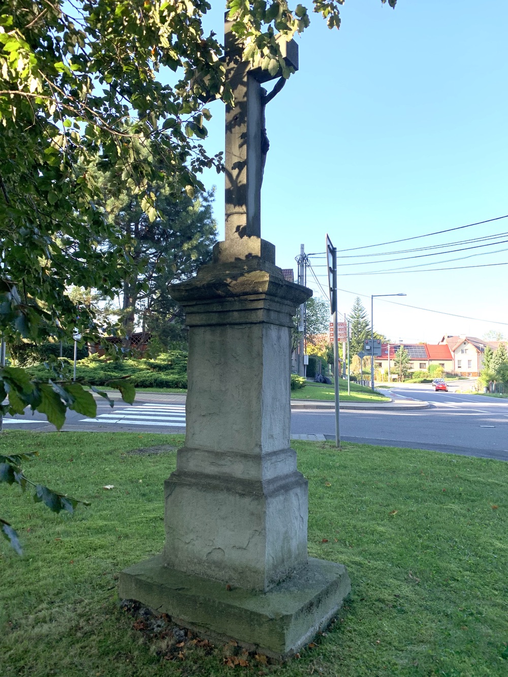 Kamenný krucifix z roku 1894 v Albrechticích. (Fotografováno: 26.9.2023. Autor: Szarowská Olga)