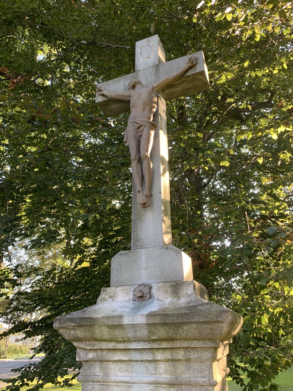 Kamenný krucifix z roku 1894 v Albrechticích. (Fotografováno: 26.9.2023. Autor: Szarowská Olga)