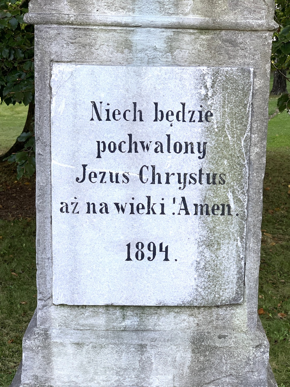 Kamenný krucifix z roku 1894 v Albrechticích. (Fotografováno: 26.9.2023. Autor: Szarowská Olga)