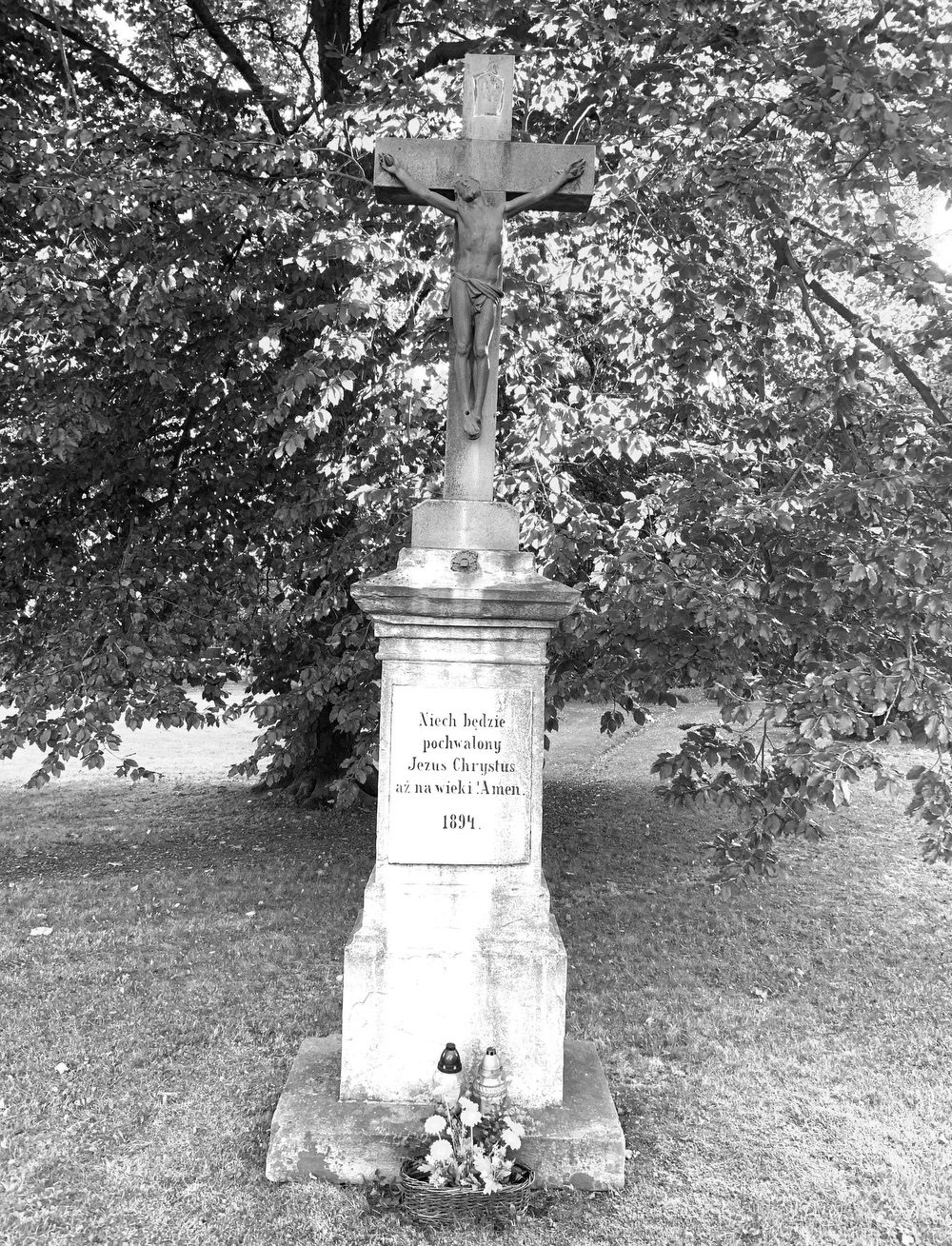 Kamenný krucifix z roku 1894 v Albrechticích. (Fotografováno: 26.9.2023. Autor: Szarowská Olga)