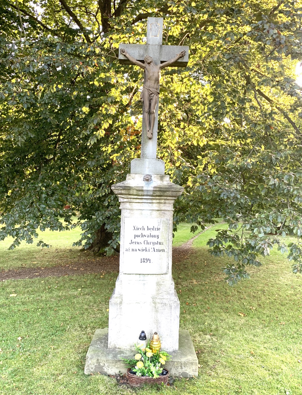 Kamenný krucifix z roku 1894 v Albrechticích. (Fotografováno: 26.9.2023. Autor: Szarowská Olga)
