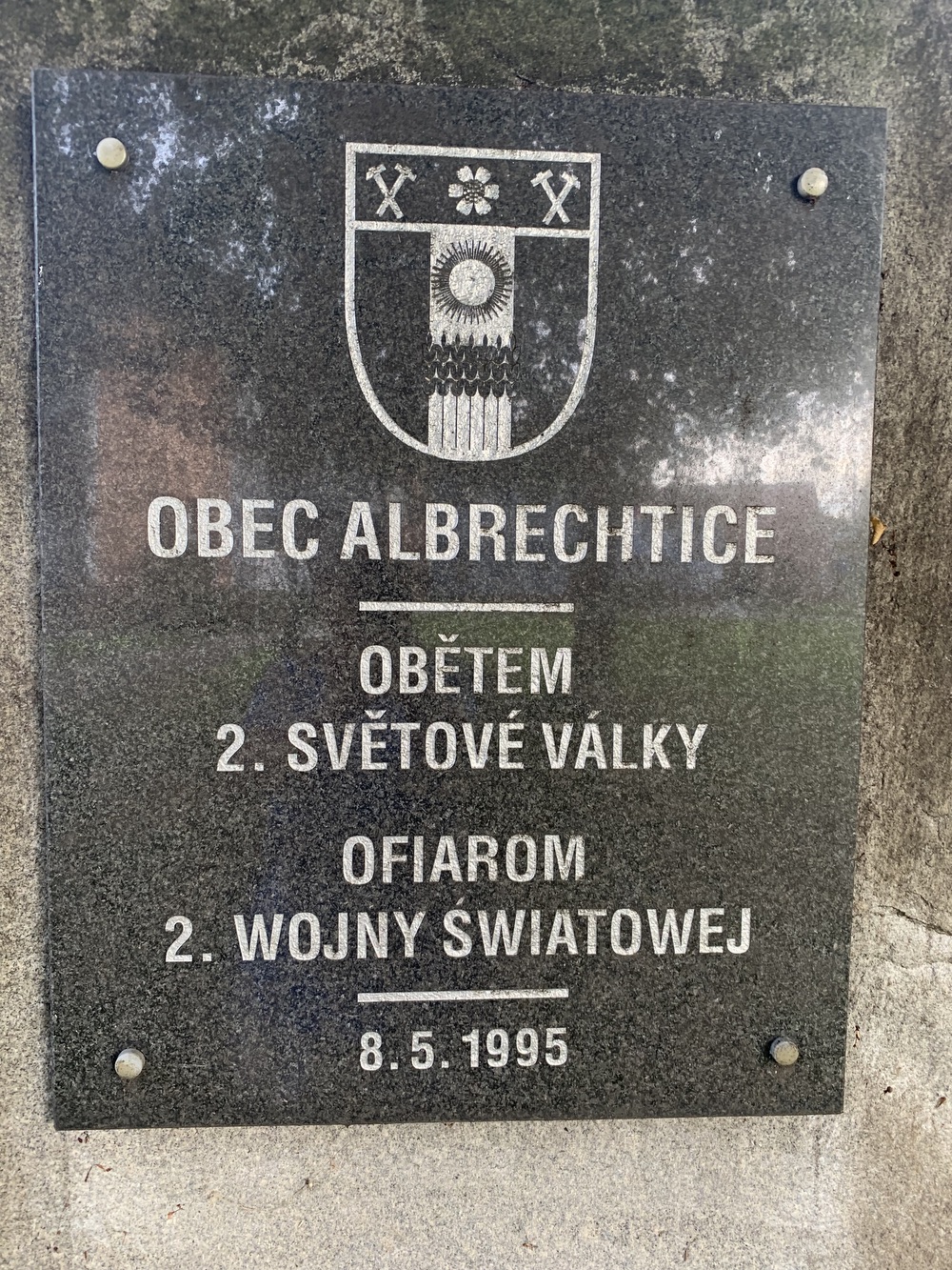 Pomník obětem 2. světové války v Albrechticích z roku 1995. (Fotografováno: říjen 2023. Autor: Szarowská Olga)