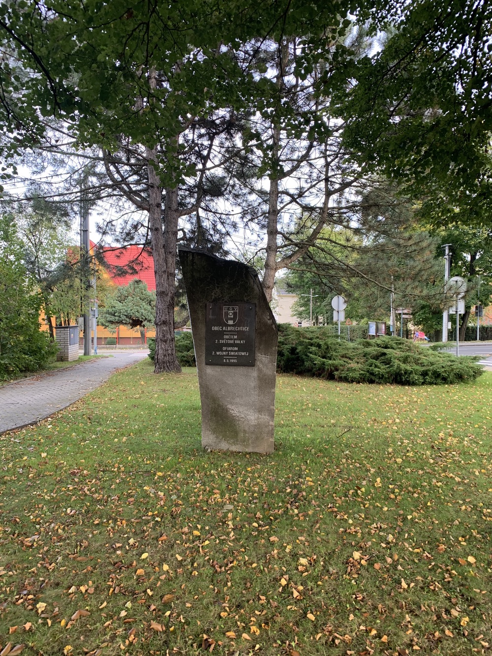 Pomník obětem 2. světové války v Albrechticích z roku 1995. (Fotografováno: říjen 2023. Autor: Szarowská Olga)