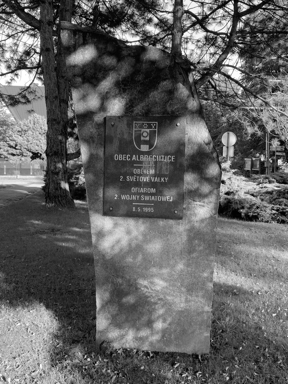 Pomník obětem 2. světové války v Albrechticích z roku 1995. (Fotografováno: říjen 2023. Autor: Szarowská Olga)