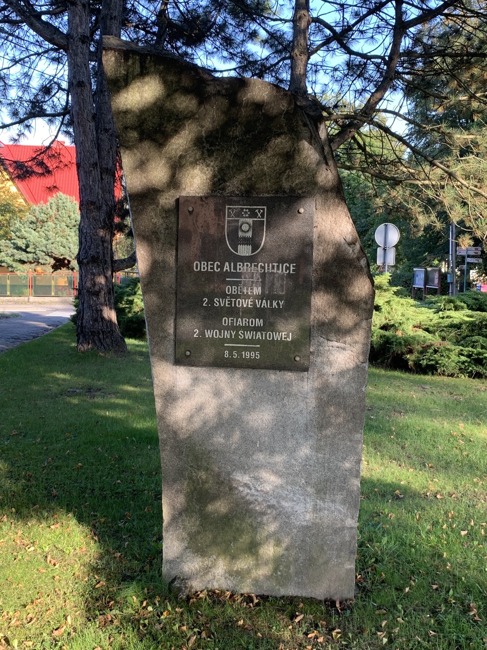 Pomník obětem 2. světové války v Albrechticích z roku 1995. (Fotografováno: říjen 2023. Autor: Szarowská Olga)