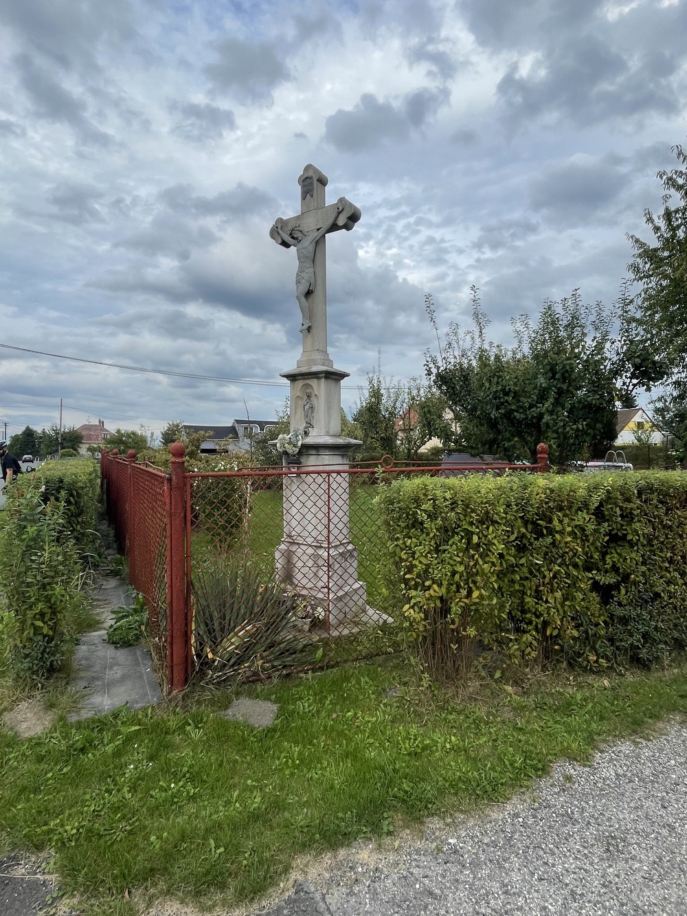 Kamenný kříž z roku 1900 v Petřvaldě, na ulici Podlesní. (Fotografováno: 22.9.2023. Autor: Grafová Lenka)