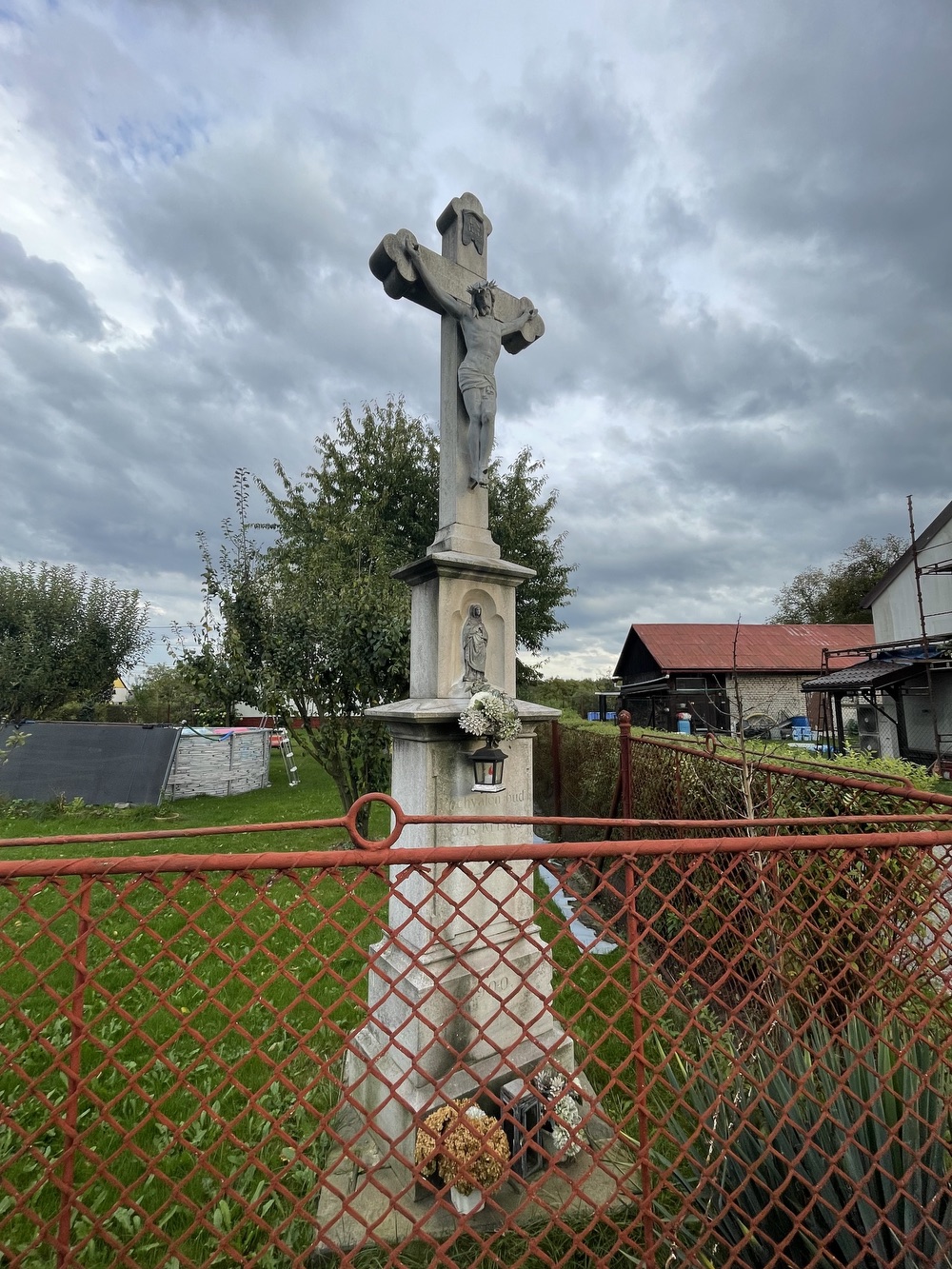 Kamenný kříž z roku 1900 v Petřvaldě, na ulici Podlesní. (Fotografováno: 22.9.2023. Autor: Grafová Lenka)