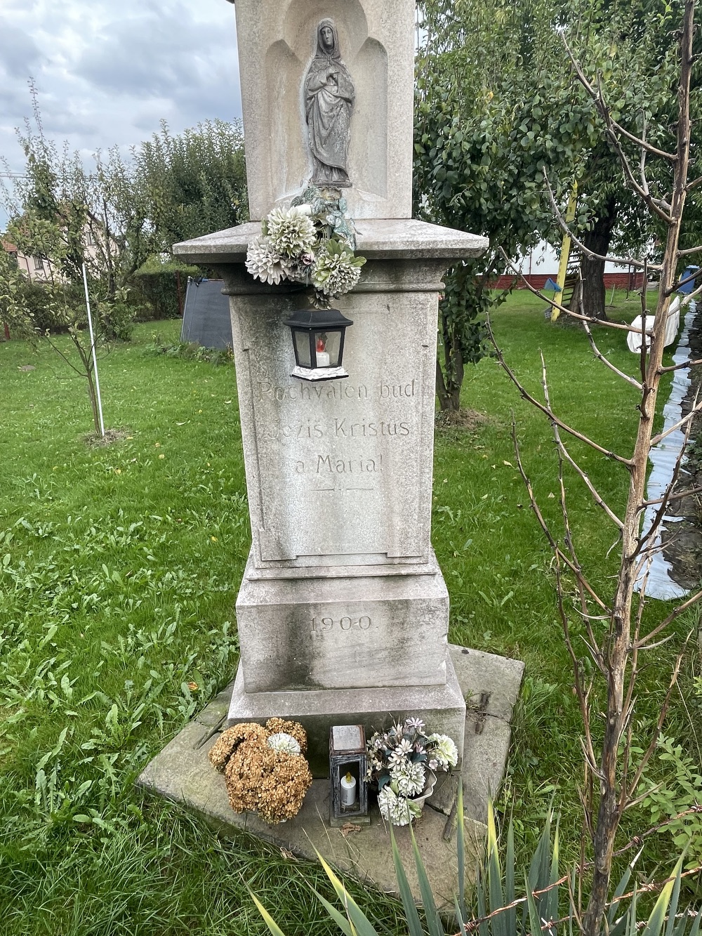 Kamenný kříž z roku 1900 v Petřvaldě, na ulici Podlesní. (Fotografováno: 22.9.2023. Autor: Grafová Lenka)