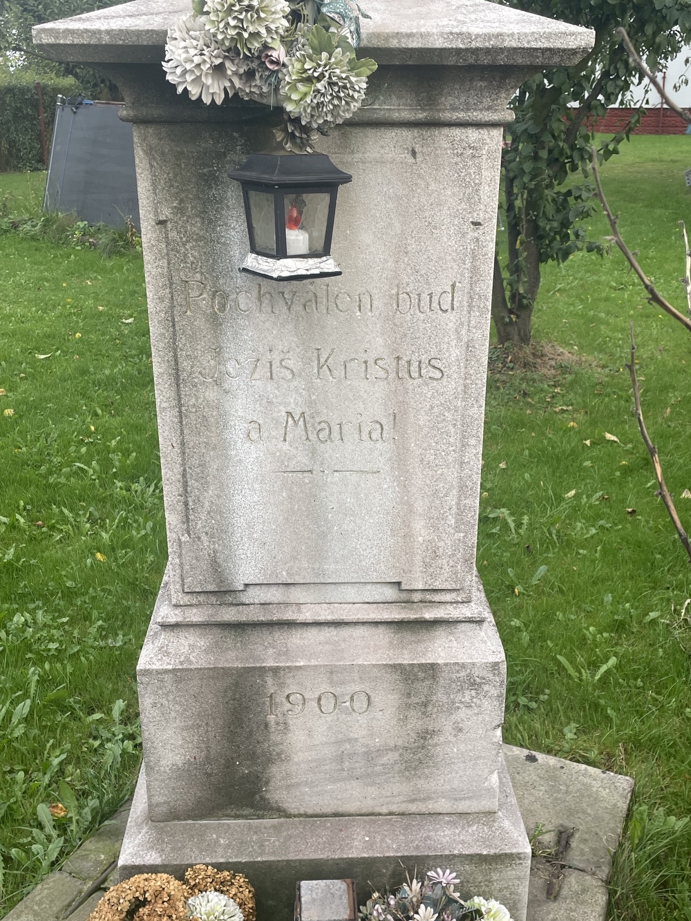 Kamenný kříž z roku 1900 v Petřvaldě, na ulici Podlesní. (Fotografováno: 22.9.2023. Autor: Grafová Lenka)
